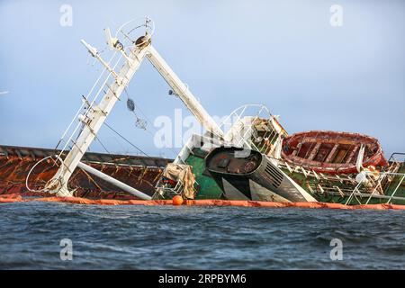 Naufrage du navire de contrebande Captain Ufuk qui a chaviré et coulé dans la baie de Manille, aux Philippines. Un navire transportant des fusils d'assaut illégaux avait été saisi Banque D'Images