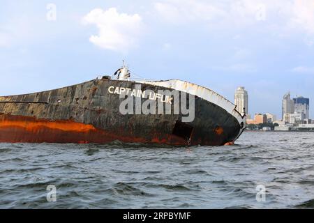 Naufrage du navire de contrebande Captain Ufuk qui a chaviré et coulé dans la baie de Manille, aux Philippines. Un navire transportant des fusils d'assaut illégaux avait été saisi Banque D'Images