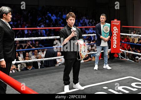 Naoya Inoue, championne des super poids-bantamours de WBC et WBO, du Japon, parle après avoir reçu ses ceintures de championnat lors de la cérémonie de présentation des ceintures au Korakuen Hall à Tokyo, Japon, le 30 août 2023. (Photo de Hiroaki Finito Yamaguchi/AFLO) Banque D'Images