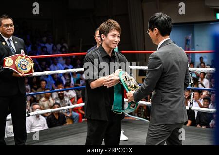 Le champion des poids-bantamps WBC et WBO Naoya Inoue du Japon reçoit ses ceintures de championnat lors de la cérémonie de présentation des ceintures au Korakuen Hall à Tokyo, Japon, le 30 août 2023. (Photo de Hiroaki Finito Yamaguchi/AFLO) Banque D'Images