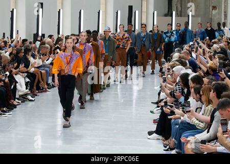 (190620) -- PARIS, le 20 juin 2019 -- des mannequins présentent les créations des collections printemps/été 2020 de Valentino lors de la semaine de la mode masculine à Paris, France, le 19 juin 2019.) FRANCE-PARIS-HOMME S FASHION WEEK-VALENTINO PIEROXBIASION PUBLICATIONXNOTXINXCHN Banque D'Images