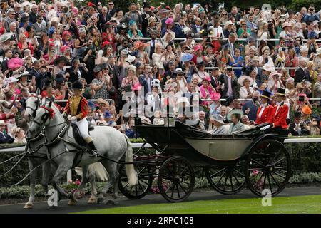 (190620) -- LONDRES, le 20 juin 2019 -- la reine Elizabeth II de Grande-Bretagne arrive en calèche lors de la Journée des dames du Royal Ascot 2019 à l'hippodrome d'Ascot, en Grande-Bretagne, le 20 juin 2019.) BRITAIN-ASCOT-ROYAL ASCOT TimxIreland PUBLICATIONxNOTxINxCHN Banque D'Images