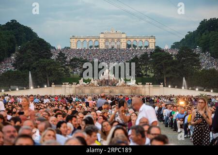 (190621) -- VIENNE, 21 juin 2019 (Xinhua) -- les gens assistent au concert de la nuit d'été (Sommernachtskonzert) au Palais Schoenbrunn à Vienne, Autriche, le 20 juin 2019. Le concert de la nuit d'été 2019 a eu lieu jeudi au Palais Schonbrunn à Vienne, site classé au patrimoine mondial. Le concert annuel a été donné par l'Orchestre Philharmonique de Vienne et gratuit pour le public. (Xinhua/Guo Chen) AUTRICHE-VIENNE-CONCERT NOCTURNE D'ÉTÉ PUBLICATIONxNOTxINxCHN Banque D'Images