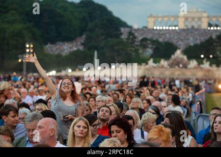 (190621) -- VIENNE, 21 juin 2019 (Xinhua) -- les gens assistent au concert de la nuit d'été (Sommernachtskonzert) au Palais Schoenbrunn à Vienne, Autriche, le 20 juin 2019. Le concert de la nuit d'été 2019 a eu lieu jeudi au Palais Schonbrunn à Vienne, site classé au patrimoine mondial. Le concert annuel a été donné par l'Orchestre Philharmonique de Vienne et gratuit pour le public. (Xinhua/Guo Chen) AUTRICHE-VIENNE-CONCERT NOCTURNE D'ÉTÉ PUBLICATIONxNOTxINxCHN Banque D'Images