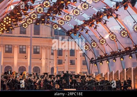 (190621) -- VIENNE, 21 juin 2019 (Xinhua) -- les gens assistent au concert de la nuit d'été (Sommernachtskonzert) au Palais Schoenbrunn à Vienne, Autriche, le 20 juin 2019. Le concert de la nuit d'été 2019 a eu lieu jeudi au Palais Schonbrunn à Vienne, site classé au patrimoine mondial. Le concert annuel a été donné par l'Orchestre Philharmonique de Vienne et gratuit pour le public. (Xinhua/Guo Chen) AUTRICHE-VIENNE-CONCERT NOCTURNE D'ÉTÉ PUBLICATIONxNOTxINxCHN Banque D'Images