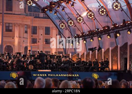 (190621) -- VIENNE, 21 juin 2019 (Xinhua) -- l'Orchestre Philharmonique de Vienne (Wiener Philharmoniker) se produit lors du concert de la nuit d'été (Sommernachtskonzert) au Palais Schoenbrunn à Vienne, Autriche, le 20 juin 2019. Le concert de la nuit d'été 2019 a eu lieu jeudi au Palais Schonbrunn à Vienne, site classé au patrimoine mondial. Le concert annuel a été donné par l'Orchestre Philharmonique de Vienne et gratuit pour le public. (Xinhua/Guo Chen) AUTRICHE-VIENNE-CONCERT NOCTURNE D'ÉTÉ PUBLICATIONxNOTxINxCHN Banque D'Images