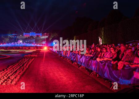 (190621) -- VIENNE, 21 juin 2019 (Xinhua) -- les gens assistent au concert de la nuit d'été (Sommernachtskonzert) au Palais Schoenbrunn à Vienne, Autriche, le 20 juin 2019. Le concert de la nuit d'été 2019 a eu lieu jeudi au Palais Schonbrunn à Vienne, site classé au patrimoine mondial. Le concert annuel a été donné par l'Orchestre Philharmonique de Vienne et gratuit pour le public. (Xinhua/Guo Chen) AUTRICHE-VIENNE-CONCERT NOCTURNE D'ÉTÉ PUBLICATIONxNOTxINxCHN Banque D'Images