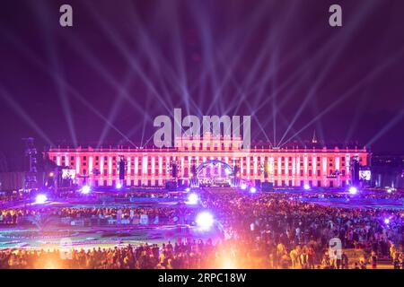 (190621) -- VIENNE, 21 juin 2019 (Xinhua) -- les gens assistent au concert de la nuit d'été (Sommernachtskonzert) au Palais Schoenbrunn à Vienne, Autriche, le 20 juin 2019. Le concert de la nuit d'été 2019 a eu lieu jeudi au Palais Schonbrunn à Vienne, site classé au patrimoine mondial. Le concert annuel a été donné par l'Orchestre Philharmonique de Vienne et gratuit pour le public. (Xinhua/Guo Chen) AUTRICHE-VIENNE-CONCERT NOCTURNE D'ÉTÉ PUBLICATIONxNOTxINxCHN Banque D'Images