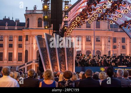 (190621) -- VIENNE, 21 juin 2019 (Xinhua) -- les gens assistent au concert de la nuit d'été (Sommernachtskonzert) au Palais Schoenbrunn à Vienne, Autriche, le 20 juin 2019. Le concert de la nuit d'été 2019 a eu lieu jeudi au Palais Schonbrunn à Vienne, site classé au patrimoine mondial. Le concert annuel a été donné par l'Orchestre Philharmonique de Vienne et gratuit pour le public. (Xinhua/Guo Chen) AUTRICHE-VIENNE-CONCERT NOCTURNE D'ÉTÉ PUBLICATIONxNOTxINxCHN Banque D'Images