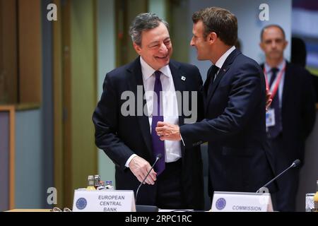 (190621) -- BRUXELLES, 21 juin 2019 (Xinhua) -- le président français Emmanuel Macron (à droite) et le président de la Banque centrale européenne Mario Draghi discutent avant la deuxième journée de réunion lors du sommet d'été de l'UE à Bruxelles, Belgique, le 21 juin 2019. (Xinhua/Zhang Cheng) SOMMET BELGIQUE-BRUXELLES-UE-ÉTÉ PUBLICATIONxNOTxINxCHN Banque D'Images