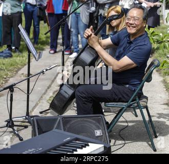 (190621) -- CHICAGO, 21 juin 2019 -- le violoncelliste Yo-Yo Ma fait des gestes lors de sa performance à Unity Park à Chicago, Illinois, États-Unis, le 21 juin 2019. Le violoncelliste de renommée mondiale Yo-Yo Ma a participé vendredi à la Journée d'action contre la violence armée à Chicago. ) U.S.-CHICAGO-YO-YO MA-PERFORMANCE-GUN VIOLENCE JOELXLERNER PUBLICATIONXNOTXINXCHN Banque D'Images