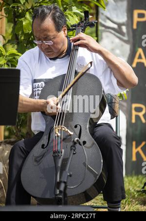 190621 -- CHICAGO, le 21 juin 2019 -- le violoncelliste Yo-Yo Ma se produit à Unity Park à Chicago, Illinois, États-Unis, le 21 juin 2019. Le violoncelliste de renommée mondiale Yo-Yo Ma a participé vendredi à la Journée d’action contre la violence armée à Chicago. U.S.-CHICAGO-YO-YO MA-PERFORMANCE-GUN VIOLENCE JOELXLERNER PUBLICATIONXNOTXINXCHN Banque D'Images