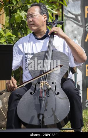 (190621) -- CHICAGO, le 21 juin 2019 -- le violoncelliste Yo-Yo Ma se produit à Unity Park à Chicago, Illinois, États-Unis, le 21 juin 2019. Le violoncelliste de renommée mondiale Yo-Yo Ma a participé vendredi à la Journée d'action contre la violence armée à Chicago. ) U.S.-CHICAGO-YO-YO MA-PERFORMANCE-GUN VIOLENCE JOELXLERNER PUBLICATIONXNOTXINXCHN Banque D'Images