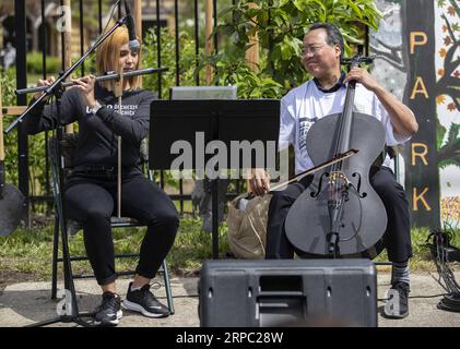 (190621) -- CHICAGO, le 21 juin 2019 -- le violoncelliste Yo-Yo Ma (R) se produit à Unity Park à Chicago, Illinois, États-Unis, le 21 juin 2019. Le violoncelliste de renommée mondiale Yo-Yo Ma a participé vendredi à la Journée d'action contre la violence armée à Chicago. ) U.S.-CHICAGO-YO-YO MA-PERFORMANCE-GUN VIOLENCE JOELXLERNER PUBLICATIONXNOTXINXCHN Banque D'Images