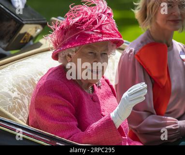(190622) -- ASCOT, 22 juin 2019 (Xinhua) -- la reine Elizabeth II de Grande-Bretagne arrive en calèche pour le Royal Ascot 2019 à l'hippodrome d'Ascot, en Grande-Bretagne, le 21 juin 2019. (Xinhua/Han Yan) BRITAIN-ASCOT-QUEEN-ROYAL ASCOT PUBLICATIONxNOTxINxCHN Banque D'Images