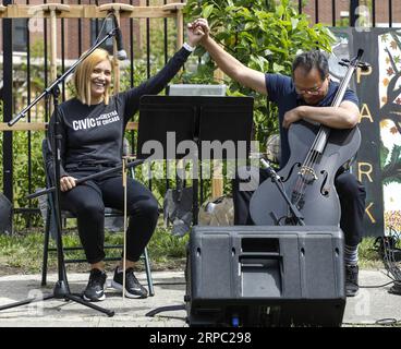 (190621) -- CHICAGO, 21 juin 2019 -- le violoncelliste Yo-Yo Ma (à droite) salue le public lors de sa performance à Unity Park à Chicago, Illinois, États-Unis, le 21 juin 2019. Le violoncelliste de renommée mondiale Yo-Yo Ma a participé vendredi à la Journée d'action contre la violence armée à Chicago. ) U.S.-CHICAGO-YO-YO MA-PERFORMANCE-GUN VIOLENCE JOELXLERNER PUBLICATIONXNOTXINXCHN Banque D'Images