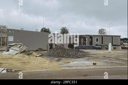 Maisons de conteneurs préfabriquées dans un bâtiment en construction Banque D'Images
