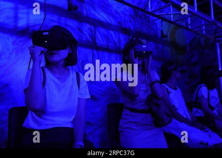 (190622) -- PÉKIN, 22 juin 2019 (Xinhua) -- les gens visitent la zone d'expérience VR pendant la Van Gogh Immersive Experience Fantasy of the Inner World au Musée national de Chine, Pékin, capitale de la Chine, 22 juin 2019. L’exposition, qui a débuté ici samedi, offre aux visiteurs une vue à 360 degrés de plus de 200 œuvres de Vincent van Gogh. (Xinhua/Jin Liangkuai) CHINA-BEIJING-VAN GOGH-IMMERSIVE EXPERIENCE (CN) PUBLICATIONxNOTxINxCHN Banque D'Images