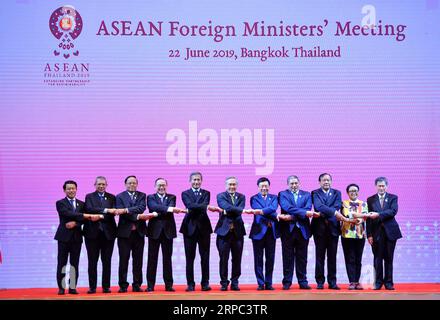 (190622) -- BANGKOK, le 22 juin 2019 -- les ministres des Affaires étrangères des États membres de l'Association des nations de l'Asie du Sud-est (ASEAN) et le secrétaire général de l'ASEAN Dato Lim Jock Hoi (1e R) posent pour une photo de groupe lors de la réunion des ministres des Affaires étrangères de l'ASEAN à Bangkok, Thaïlande, le 22 juin 2019.) THAÏLANDE-BANGKOK-ASEAN-FM-MEETING RachenxSageamsak PUBLICATIONxNOTxINxCHN Banque D'Images