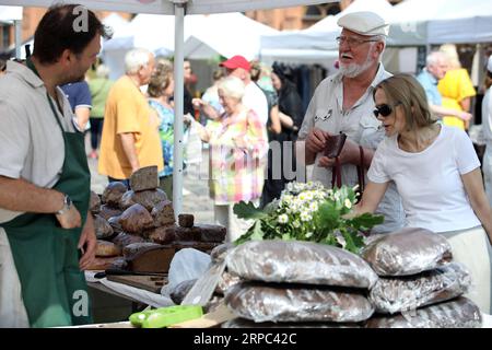 (190622) -- RIGA, le 22 juin 2019 -- les gens visitent le marché LIGO du festival d'été à Riga, Lettonie, le 21 juin 2019. Le marché annuel de la mi-été LIGO a ouvert ici vendredi, au cours de laquelle des agriculteurs et des artisans de toute la Lettonie vendront des spécialités telles que le pain rural, le fromage, le thé traditionnel, le miel, les gâteaux faits à la main et les chapettes. LETTONIE-RIGA-MIDSUMMER FESTIVAL LIGO MARKET EDIJSXPALENS PUBLICATIONXNOTXINXCHN Banque D'Images