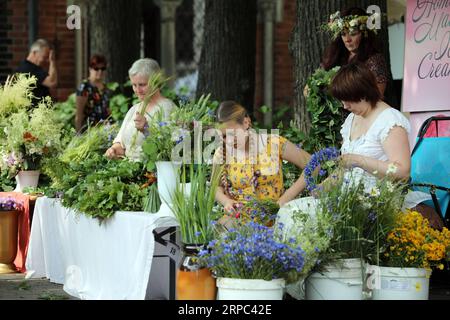 (190622) -- RIGA, le 22 juin 2019 -- les gens vendent des fleurs pendant le marché LIGO du festival d'été à Riga, Lettonie, le 21 juin 2019. Le marché annuel de la mi-été LIGO a ouvert ici vendredi, au cours de laquelle des agriculteurs et des artisans de toute la Lettonie vendront des spécialités telles que le pain rural, le fromage, le thé traditionnel, le miel, les gâteaux faits à la main et les chapettes. LETTONIE-RIGA-MIDSUMMER FESTIVAL LIGO MARKET EDIJSXPALENS PUBLICATIONXNOTXINXCHN Banque D'Images