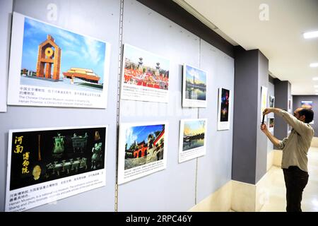 (190622) -- LE CAIRE, le 22 juin 2019 -- Un homme visite une exposition pendant la semaine du tourisme et de la culture en Chine 2019 au Caire, en Égypte, le 22 juin 2019. 2019 la semaine du tourisme et de la culture en Chine a ouvert ses portes samedi. ) ÉGYPTE-CAIRE-CHINE SEMAINE DU TOURISME ET DE LA CULTURE AHMEDXGOMAA PUBLICATIONXNOTXINXCHN Banque D'Images