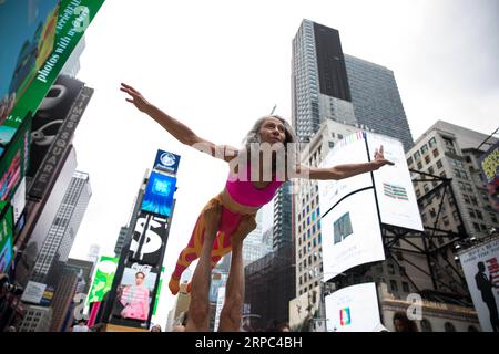 (190623) -- PÉKIN, le 23 juin 2019 -- Une femme participe à un cours de yoga gratuit pendant le solstice à Times Square à New York, aux États-Unis, le 21 juin 2019. L'événement de yoga d'une journée célébrait le jour le plus long de l'hémisphère nord de l'année et le début de la saison estivale. ) PHOTOS XINHUA DU JOUR MichaelxNagle PUBLICATIONxNOTxINxCHN Banque D'Images