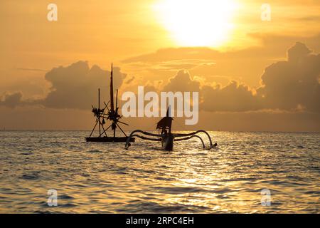 Bateau traditionnel balinais dans un océan. Banque D'Images