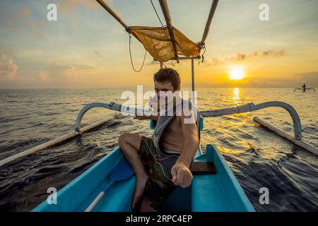 Jeune touriste à la pêche traditionnelle balinaise. Banque D'Images