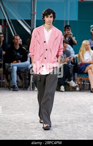 (190623) -- PARIS, le 23 juin 2019 -- Un modèle présente une création des collections Hermès printemps/été 2020 à Paris, France, le 22 juin 2019.) FRANCE-PARIS-FASHION-MEN-HERMES PieroxBiasion PUBLICATIONxNOTxINxCHN Banque D'Images