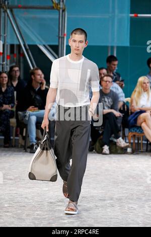 (190623) -- PARIS, le 23 juin 2019 -- Un modèle présente une création des collections Hermès printemps/été 2020 à Paris, France, le 22 juin 2019.) FRANCE-PARIS-FASHION-MEN-HERMES PieroxBiasion PUBLICATIONxNOTxINxCHN Banque D'Images