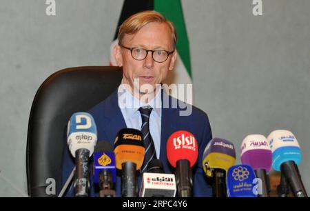 (190623) -- KOWEÏT, le 23 juin 2019 -- le représentant spécial des États-Unis pour l'Iran, Brian Hook, prend la parole lors d'une conférence de presse à Kuwait City, Koweït, le 23 juin 2019. Le Représentant spécial des États-Unis pour l'Iran Brian Hook a appelé dimanche le monde à exhorter l'Iran à désamorcer les tensions dans la région du Golfe. KOWEÏT-KOWEÏT-VILLE-ÉTATS-UNIS ENVOY-IRAN-CONFÉRENCE DE PRESSE Asad PUBLICATIONxNOTxINxCHN Banque D'Images