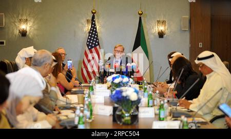 Actualités Bilder des Tages (190623) -- KOWEÏT, le 23 juin 2019 -- le représentant spécial des États-Unis pour l'Iran, Brian Hook (C), prend la parole lors d'une conférence de presse à Kuwait City, Koweït, le 23 juin 2019. Le Représentant spécial des États-Unis pour l'Iran Brian Hook a appelé dimanche le monde à exhorter l'Iran à désamorcer les tensions dans la région du Golfe. KOWEÏT-KOWEÏT-VILLE-ÉTATS-UNIS ENVOY-IRAN-CONFÉRENCE DE PRESSE Asad PUBLICATIONxNOTxINxCHN Banque D'Images