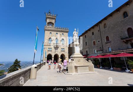 SAINT-MARIN, le 5 JUILLET 2023 - vue de la place de la liberté avec le Palais public et la Statue de la liberté à Saint-Marin, République de Saint-Marin, Europe Banque D'Images