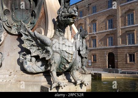 LORETO, ITALIE, 5 JUILLET 2022 - statues en bronze représentant des dragons ailés, détail de la Fontana Maggiore à Loreto, Italie Banque D'Images