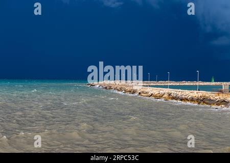 La jetée de Trani avec mer très agitée, province de Barletta-Andria-Trani sur la mer Adriatique, Pouilles, Italie Banque D'Images