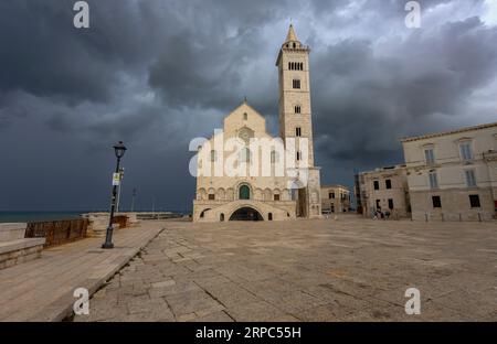 TRANI, ITALIE, 8 JUILLET 2022 - la Basilique Cathédrale de la Bienheureuse Vierge Marie de l'Assomption à Trani, Pouilles, Italie Banque D'Images