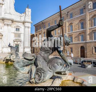 LORETO, ITALIE, 5 JUILLET 2022 - statues de bronze de la Fontana Maggiore à Loreto, Italie Banque D'Images
