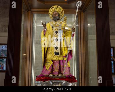 BARI, ITALIE, le 9 JUILLET 2023 - la statue de Saint Nicolas à l'intérieur de la Basilique de sain Nicolas de Bari, Italie Banque D'Images