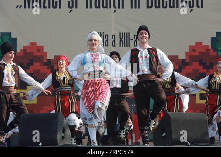 (190624) -- BUCAREST, 24 juin 2019 -- des artistes serbes se produisent lors du 13e Festival international de folklore musique et traditions à Bucarest, Roumanie, le 23 juin 2019. Le festival folklorique de trois jours s'est terminé dimanche. ) ROUMANIE-BUCAREST-FESTIVAL FOLKLORIQUE GabrielxPetrescu PUBLICATIONxNOTxINxCHN Banque D'Images