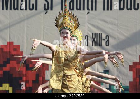 (190624) -- BUCAREST, 24 juin 2019 -- des artistes de l'Académie chinoise de danse de Beijing se produisent lors du 13e Festival international de folklore musique et traditions à Bucarest, Roumanie, le 23 juin 2019. Le festival folklorique de trois jours s'est terminé dimanche. ) ROUMANIE-BUCAREST-FESTIVAL FOLKLORIQUE GabrielxPetrescu PUBLICATIONxNOTxINxCHN Banque D'Images