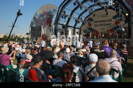 (190624) -- BUCAREST, 24 juin 2019 -- les gens assistent à la représentation du 13e Festival international de folklore musique et traditions à Bucarest, Roumanie, le 23 juin 2019. Le festival folklorique de trois jours s'est terminé dimanche. ) ROUMANIE-BUCAREST-FESTIVAL FOLKLORIQUE GabrielxPetrescu PUBLICATIONxNOTxINxCHN Banque D'Images