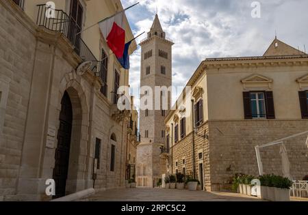 TRANI, ITALIE, 8 JUILLET 2022 - la cloche de la tour de la Basilique Cathédrale de la Bienheureuse Vierge Marie de l'Assomption à Trani, Pouilles, Italie Banque D'Images