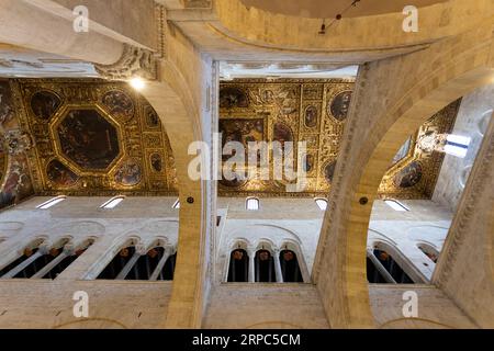 BARI, ITALIE, le 9 JUILLET 2023 - le plafond intérieur décoré de la basilique Saint-Nicolas à Bari, Pouilles, Italie Banque D'Images