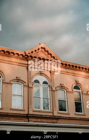 Vue sur le coucher du soleil du bâtiment Catron Block dans le centre-ville historique de Santa Fe Banque D'Images