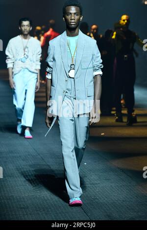 (190624) -- PARIS, 24 juin 2019 (Xinhua) -- Un modèle présente les créations des collections printemps/été 2020 de Kenzo à Paris, France, le 23 juin 2019. (Xinhua/Piero Biasion) FRANCE-PARIS-MEN S FASHION WEEK-KENZO PUBLICATIONxNOTxINxCHN Banque D'Images