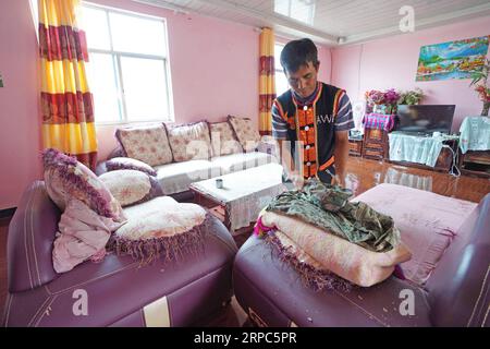 (190624) -- KUNMING, le 24 juin 2019 -- Un villageois emballe des vêtements dans sa nouvelle maison du village de Yongguang dans le comté autonome de Wa de Ximeng, dans le sud-ouest de la Chine, province du Yunnan, le 15 juin 2019.) CHINA-YUNNAN-XIMENG-DEVELOPMENT (CN) QinxQing PUBLICATIONxNOTxINxCHN Banque D'Images