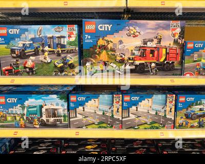 Kits LEGO City en vente sur les étagères d'un magasin. Copenhague, Danemark - 2 septembre 2023. Banque D'Images