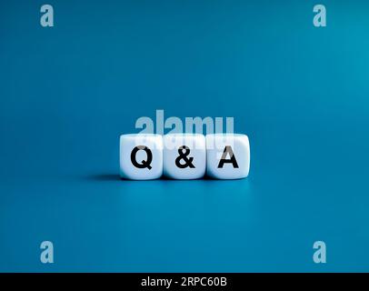Concepts AQ. Texte 'Q and A' icône questions et réponses sur bloc de cube blanc isolé sur fond bleu, minimaliste. Questions fréquemment posées sur les sites Web Banque D'Images