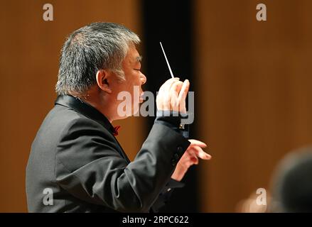 (190624) -- BEIJING, 24 juin 2019 -- le chef d'orchestre Shao en est photographié lors d'un concert symphonique au Centre des arts de la Bibliothèque nationale à Beijing, capitale de la Chine, le 24 juin 2019. La symphonie originale, la Grande Muraille, a fait ses débuts ici lundi. ) CHINA-BEIJING-SYMPHONY ORCHESTRA-PERFORMANCE (CN) HANXXIAOYU PUBLICATIONXNOTXINXCHN Banque D'Images